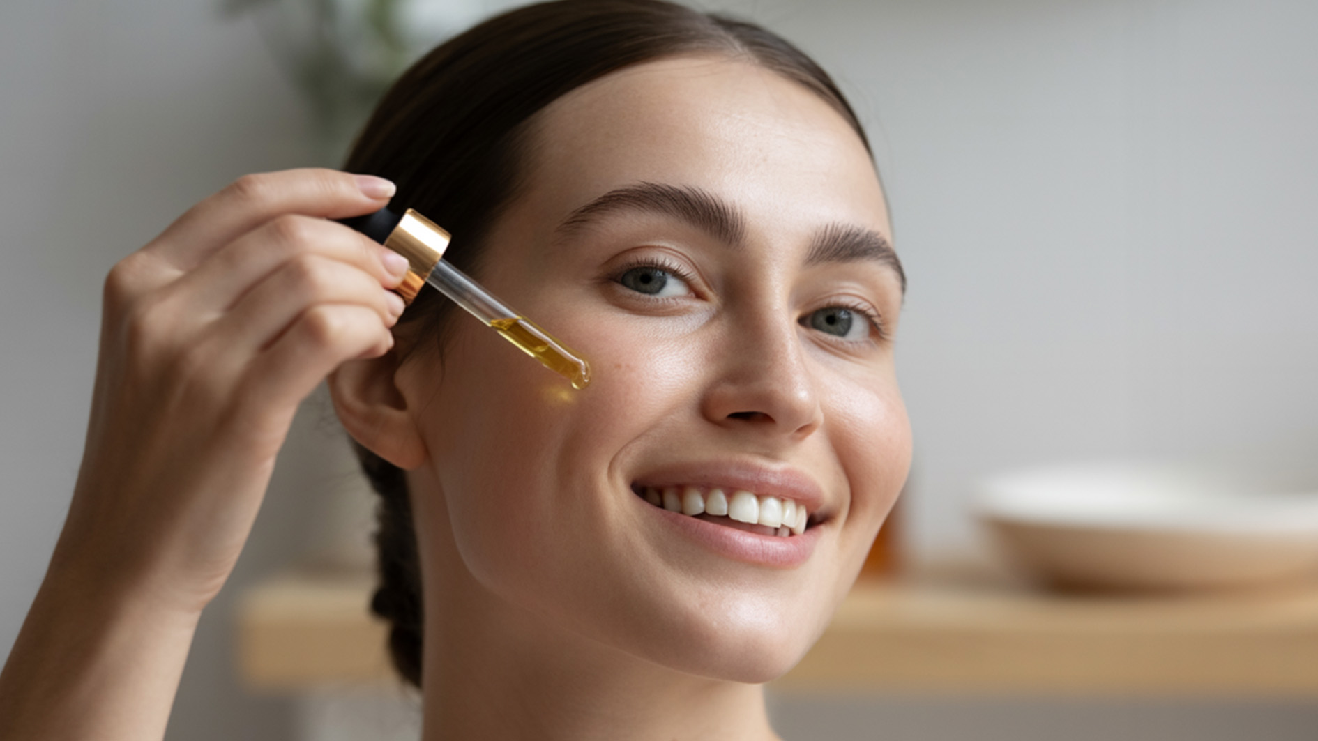 چگونه روغن درخت چای (تی تری اویل) به درمان آکنه کمک میکند؟